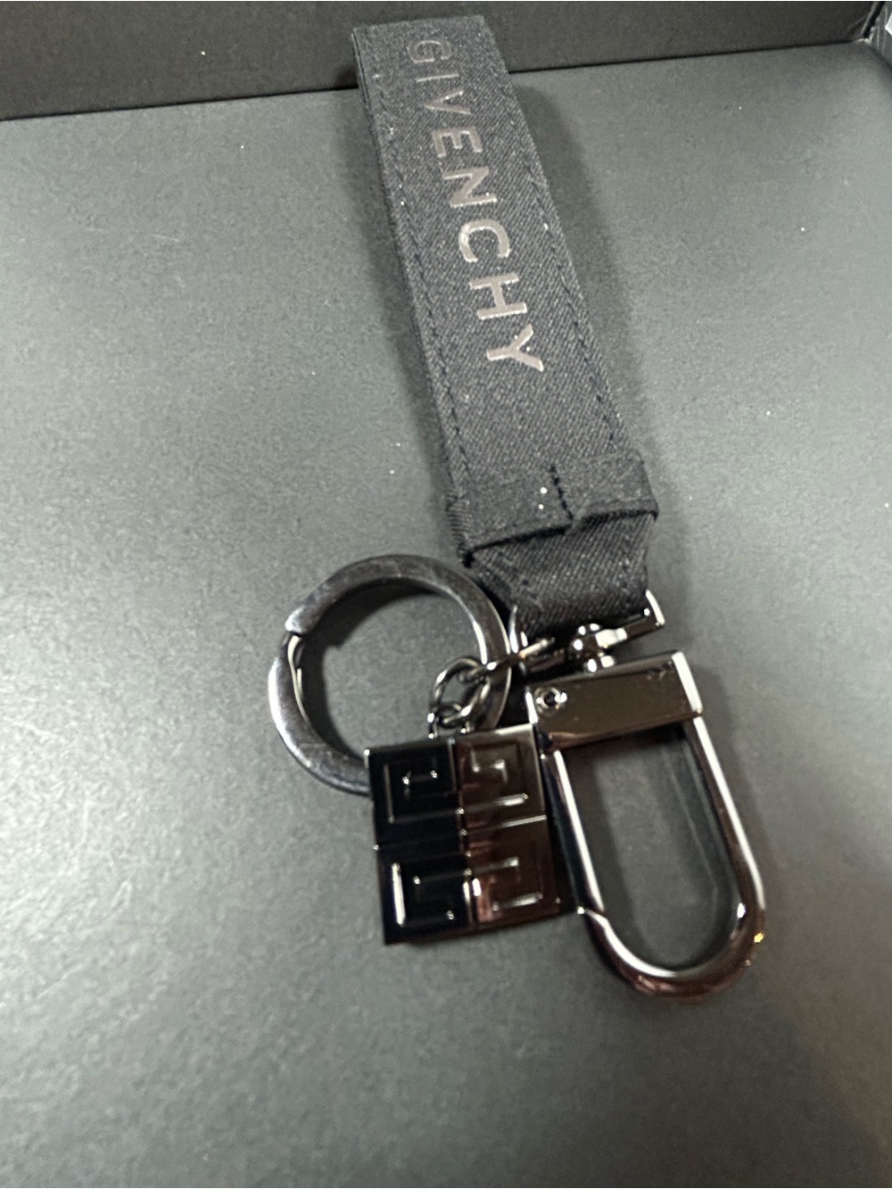Givechy Gift Keychain - Picture 5 of 8